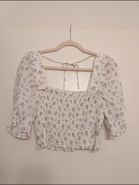 H&M White Lavender Floral Smocked Puff-Sleeve Crop Top